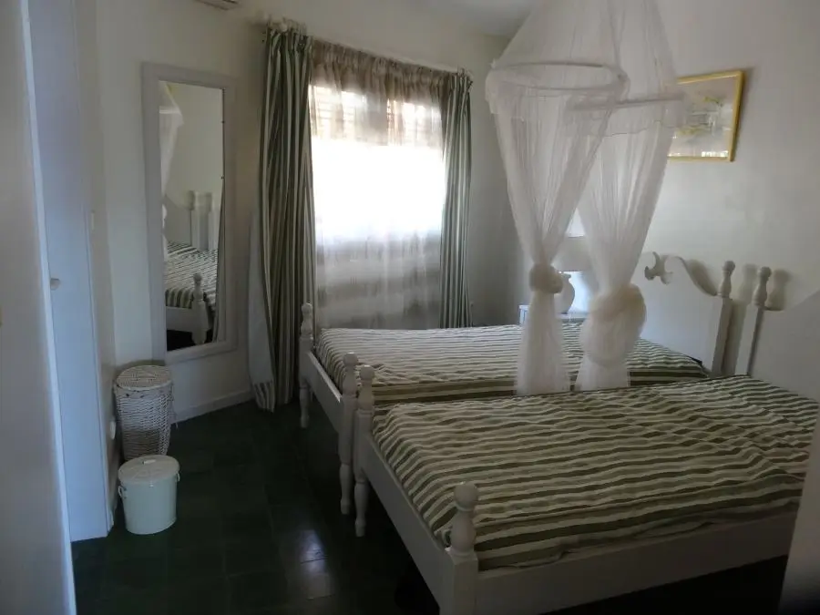 Chambre enfants lit simple avec moustiquaire - Location de villa en Guadeoupe La Barbadine