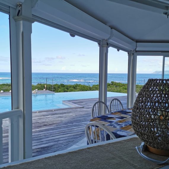 Vue mer depuis le bar de la cuisine avec piscine à débordement - Villa Location Guadeloupe