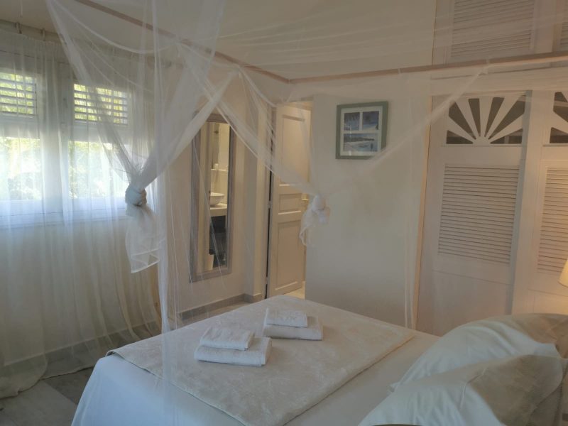 chambre-double-voilage-vue-mer-location-de-villa-en-Guadeloupe-La-Barbadine-villa-de-luxe