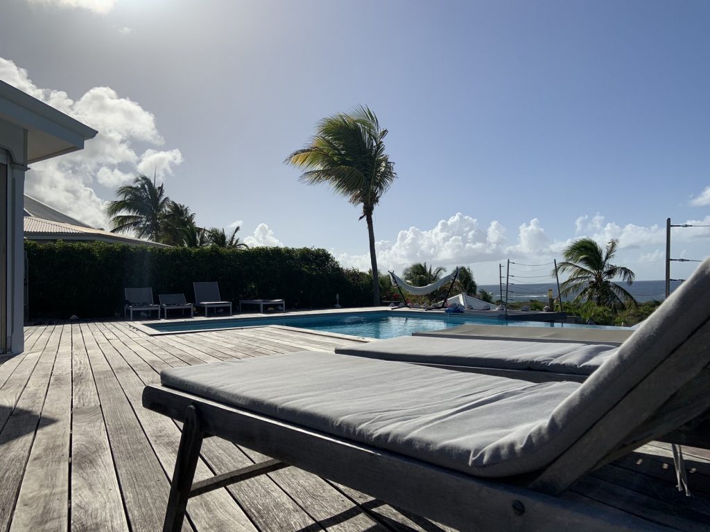 Transate-terrasse-vue-mer-et-piscine-débordement-location-de-villa-en-Guadeloupe-La-Barbadine-villa-de-luxe