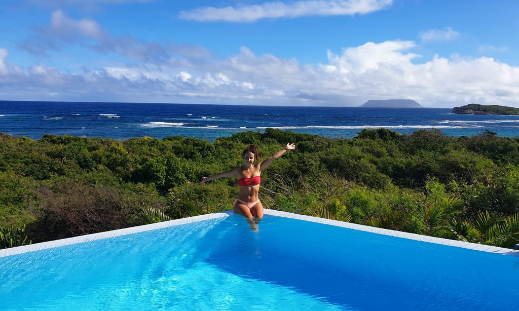 Maillot de bain dans la piscine à débordement - Location Villa Guadeloupe